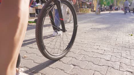Joven-En-Bicicleta-Por-Una-Calle-Muy-Transitada.